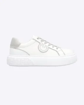 Sneaker bianca flatform in pelle con logo traforato a rilievo laterale e suola arrotondata