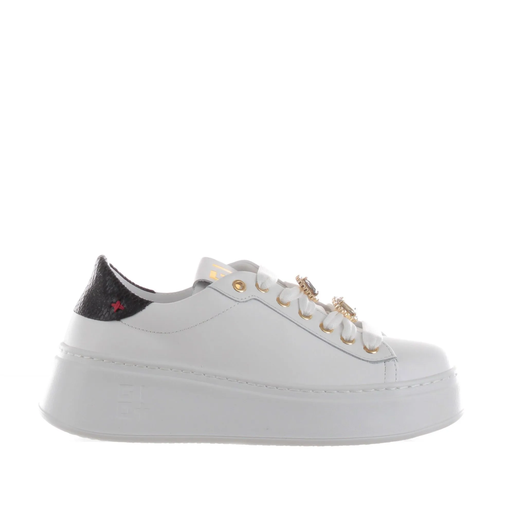 Sneaker in pelle con accessorio gioiello