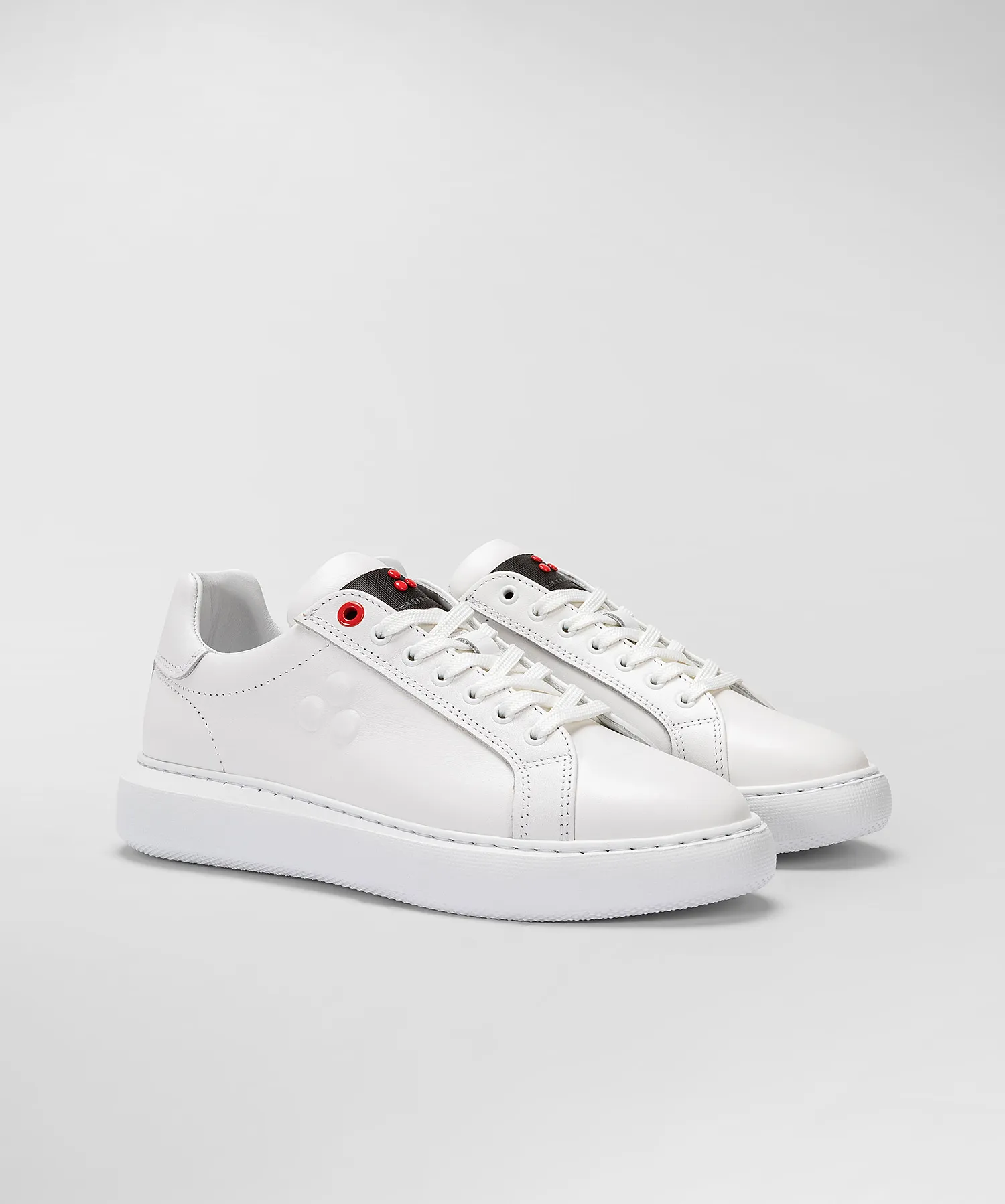 Sneaker in pelle con logo goffrato