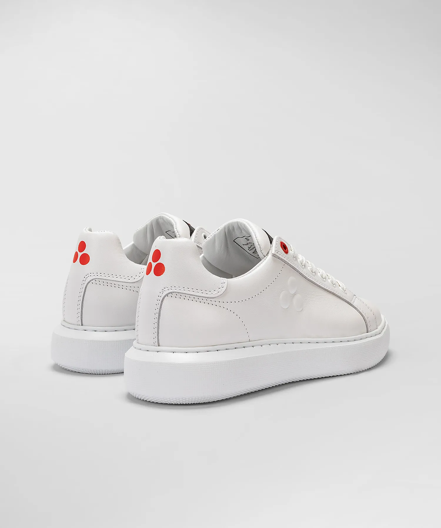 Sneaker in pelle con logo goffrato