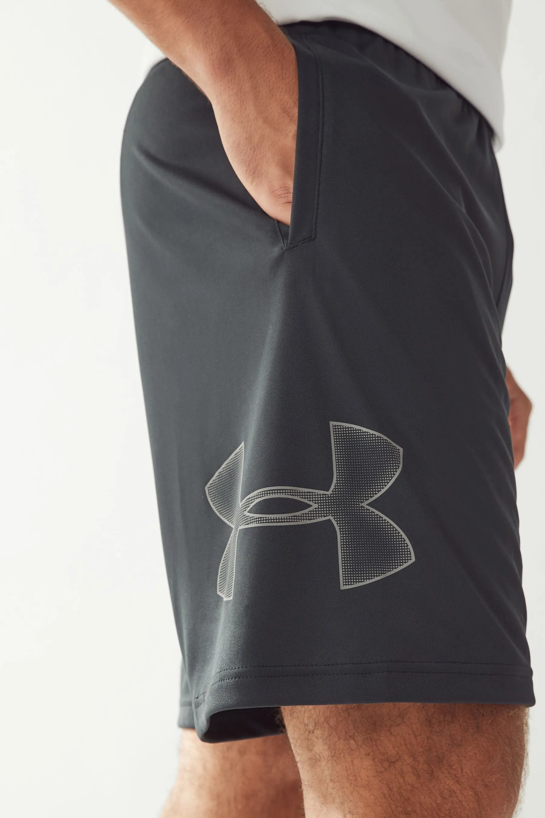 Under Armour - Shorts tecnici con grafica    